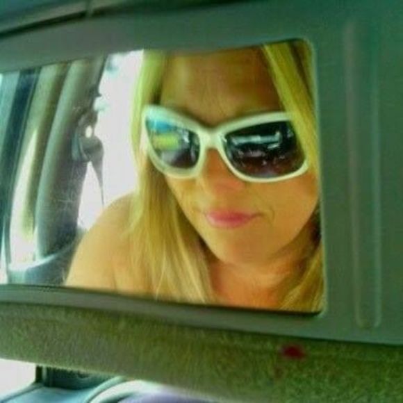 Meet your Posher, Laurie - Picture 1 of 1